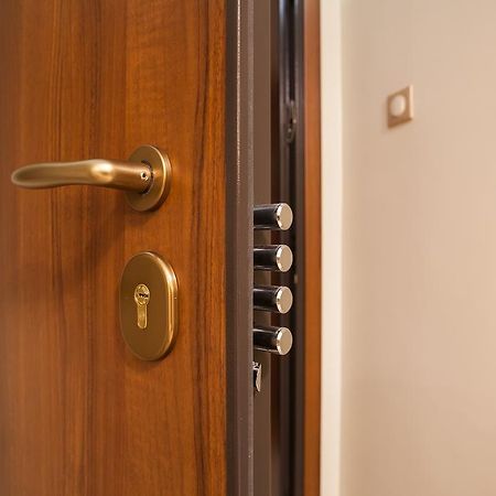 Elegant And Safe Gold And Blue Apartment Walk To Acropolis Афины Экстерьер фото
